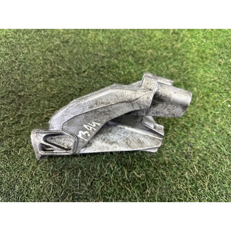 Кронштейн подушки двигателя (кронштейны двигателя) AUDI A4 B8 2010 2.0 CAEB 8K0199307CC