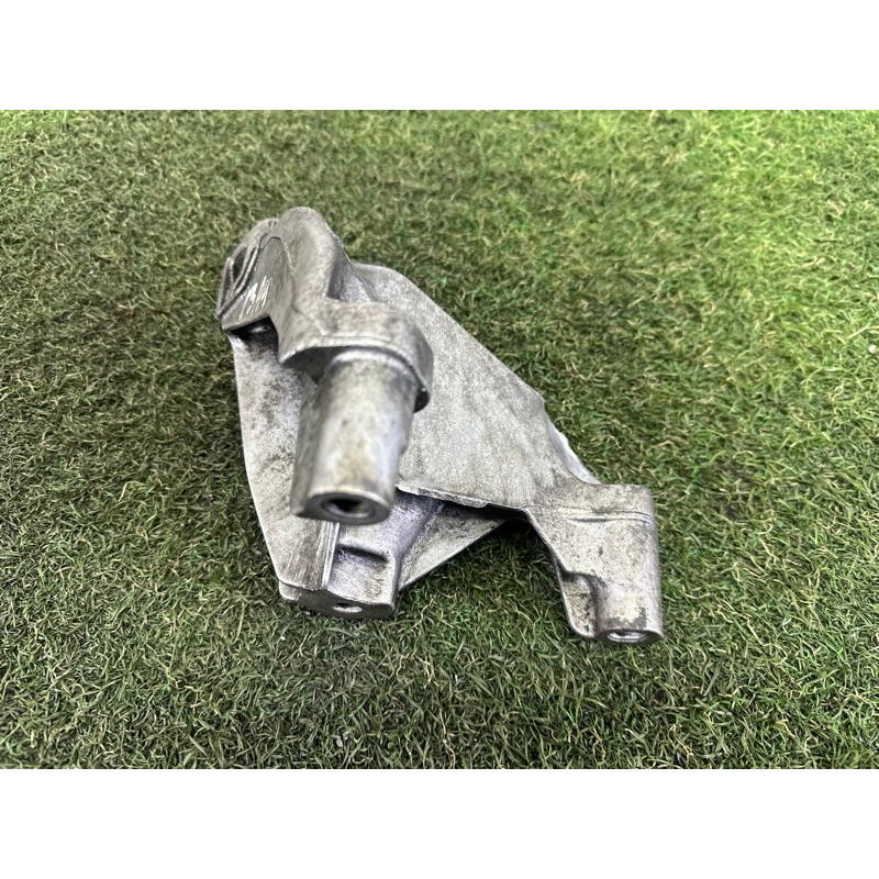 Кронштейн подушки двигателя (кронштейны двигателя) AUDI A4 B8 2010 2.0 CAEB 8K0199307CC