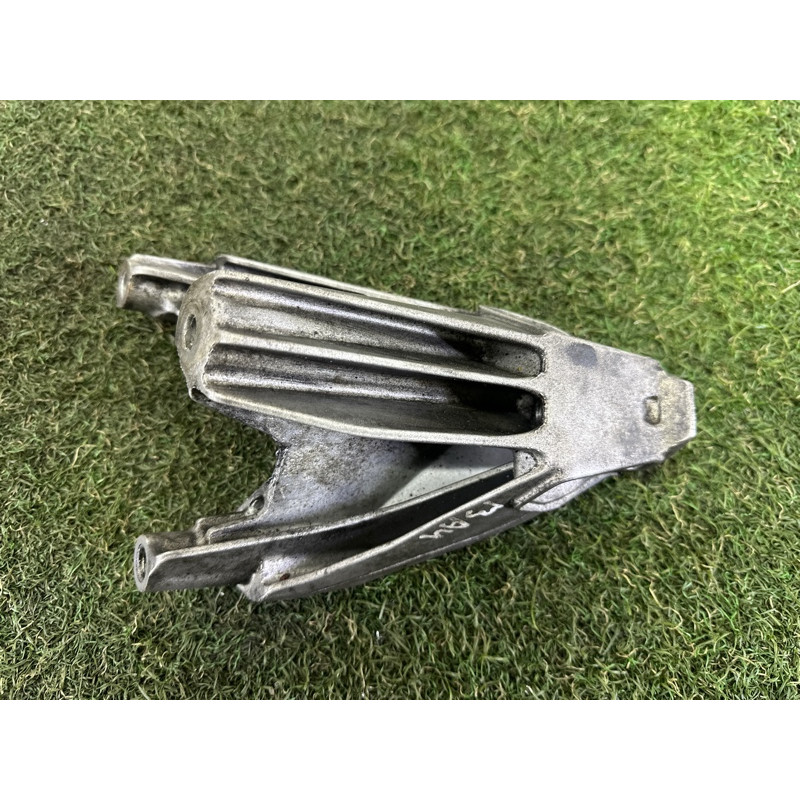 Кронштейн подушки двигателя (кронштейны двигателя) AUDI A4 B8 2010 2.0 CAEB 8K0199307CC