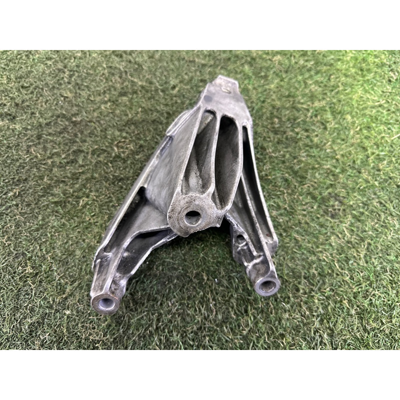 Кронштейн подушки двигателя (кронштейны двигателя) AUDI A4 B8 2010 2.0 CAEB 8K0199307CC