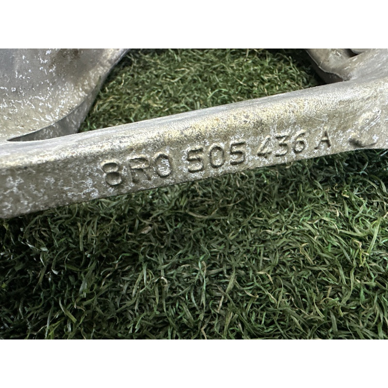 Цапфа подвески (подвеска) AUDI Q5 8R 2010 3.2 CALB 8R0505432C