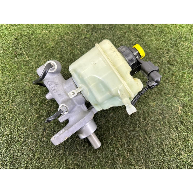 Главный тормозной цилиндр (тормозная система) AUDI Q7 4L 2011 3.0 TFSi 7L8611019F