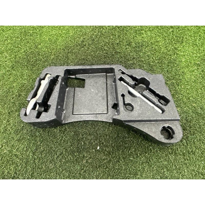 Комплект инструмента (аксессуары) Volkswagen Touareg NF 2012 3.0 Hybrid CGFA 7P0805783