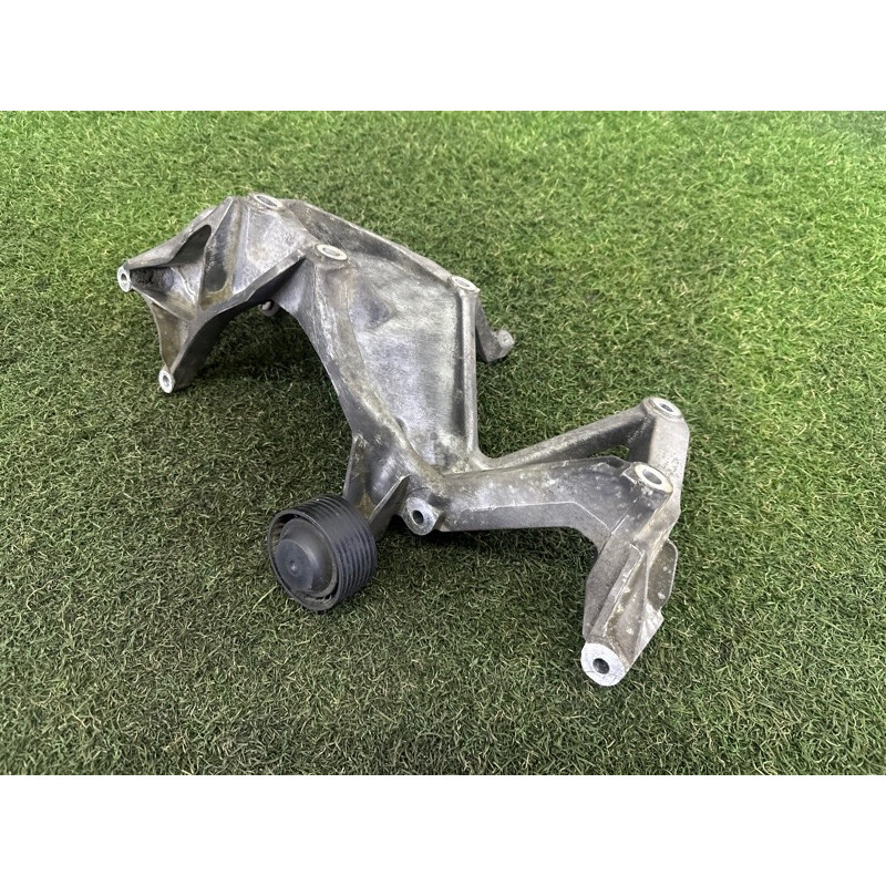 Кронштейн генератора (кронштейны двигателя) Volkswagen Touareg NF 2011 3.6 03H260087E