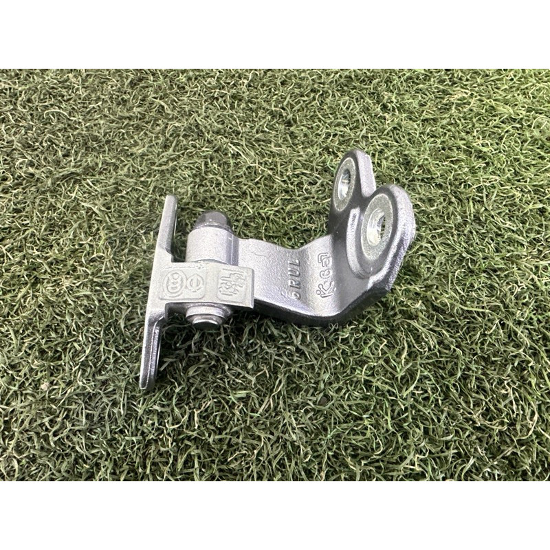 Петля дверей (кузов і елементи) Nissan Rogue T33 2021 2.5 PR25DD 824016RR0A