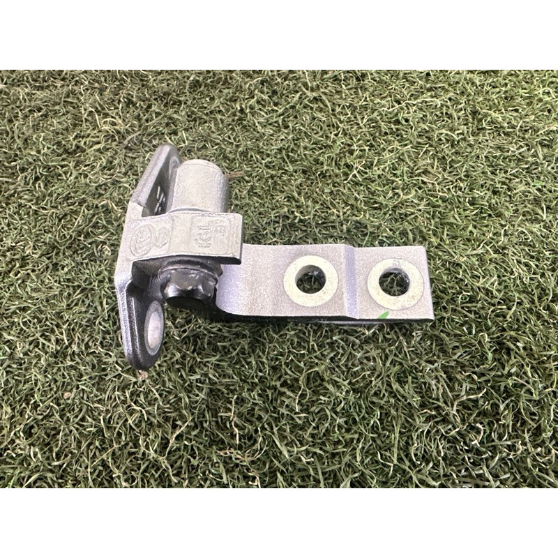 Петля дверей (кузов і елементи) Nissan Rogue T33 2021 2.5 PR25DD 824216RR0A