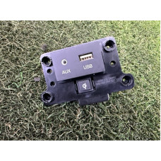 Гнездо USB/AUX