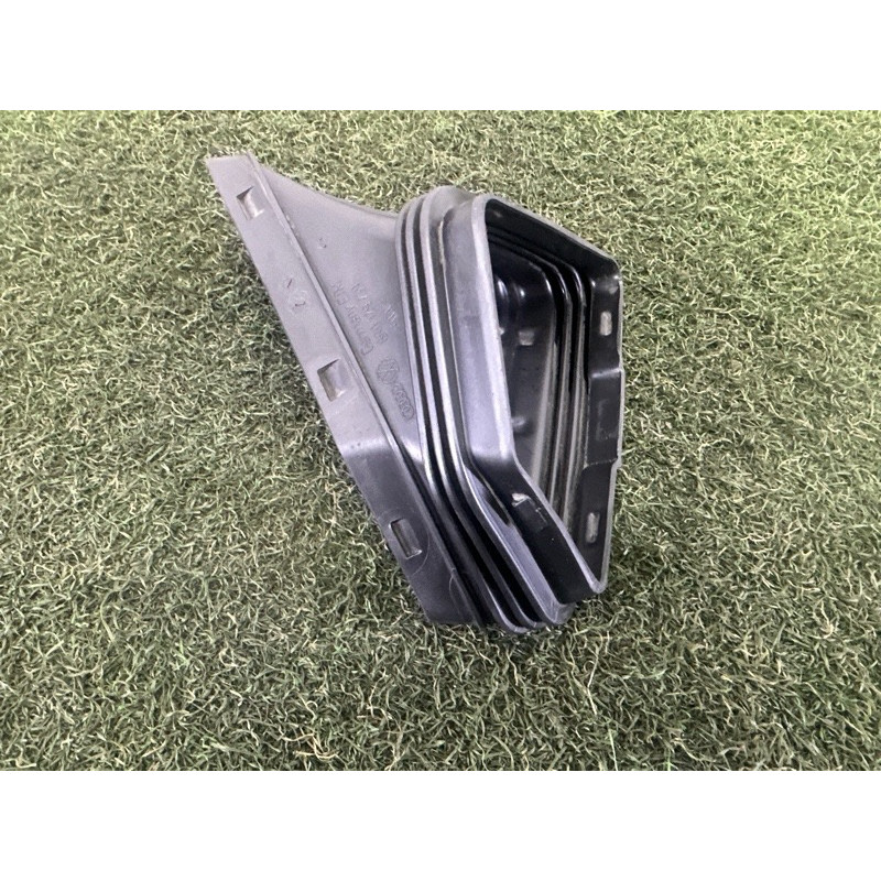 Патрубок повітряного фільтра (подача палива) AUDI Q5 8R 2010 3.2 CALB 8R0129739