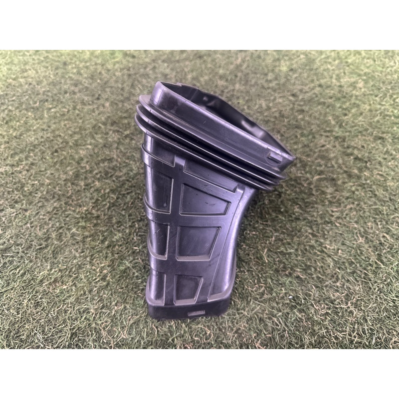 Патрубок повітряного фільтра (подача палива) AUDI Q5 8R 2010 3.2 CALB 8R0129739