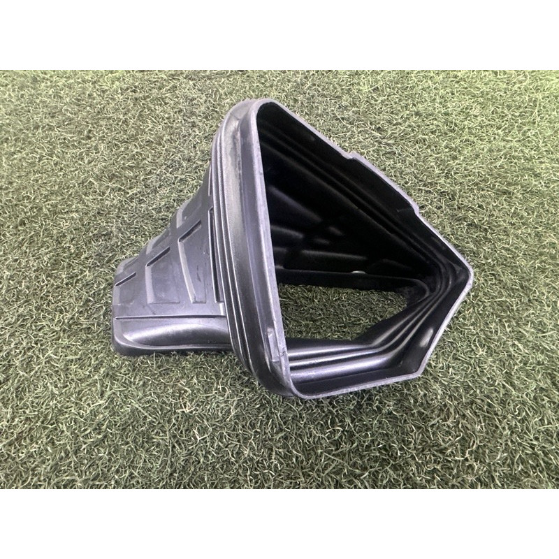 Патрубок повітряного фільтра (подача палива) AUDI Q5 8R 2010 3.2 CALB 8R0129739