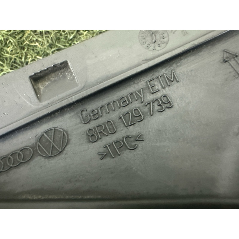 Патрубок повітряного фільтра (подача палива) AUDI Q5 8R 2010 3.2 CALB 8R0129739