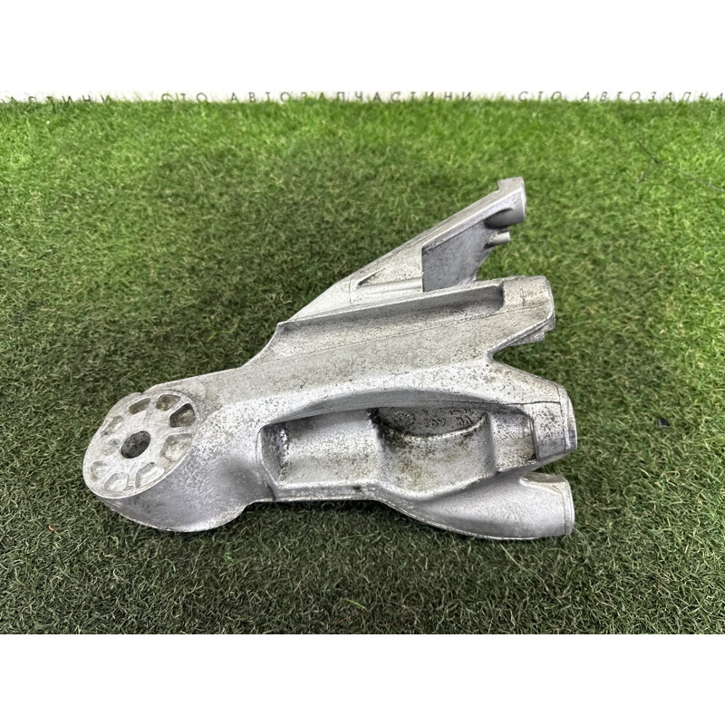 Кронштейн подушки двигателя (кронштейны двигателя) Volkswagen Touareg NF 2013 3.6 03H199308