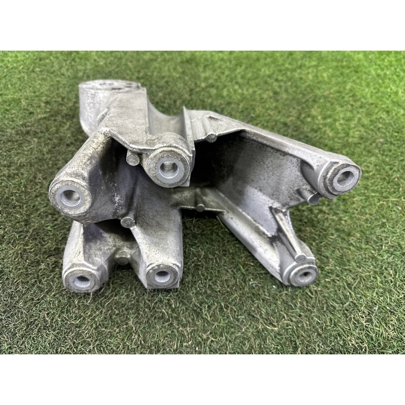 Кронштейн подушки двигателя (кронштейны двигателя) Volkswagen Touareg NF 2013 3.6 03H199308