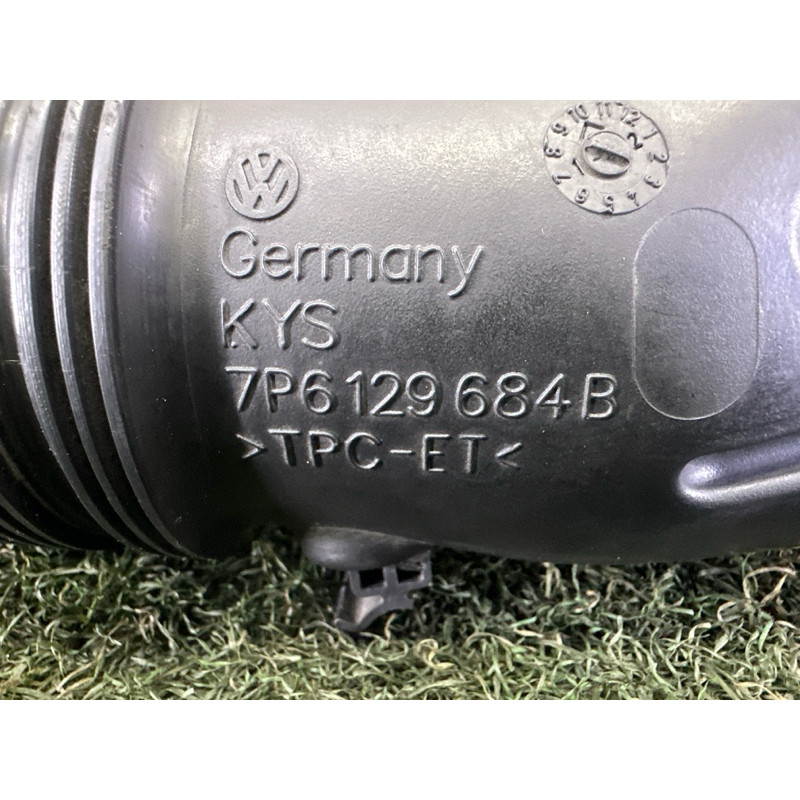 Патрубок воздушного фильтра (впускная система) Volkswagen Touareg NF 2013 3.6 7P6129684B