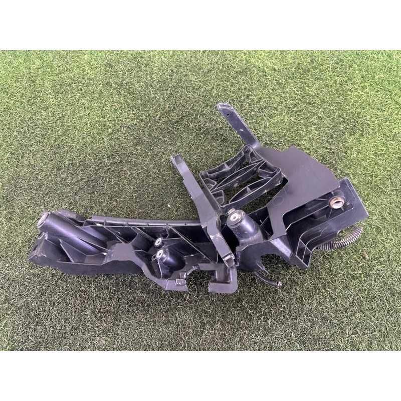 Кронштейн фары (кузов и элементы) AUDI Q5 8R 2012 3.2 8R0805607B
