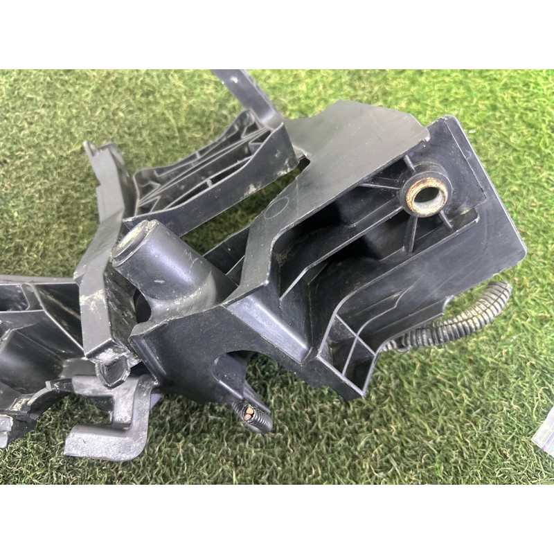 Кронштейн фары (кузов и элементы) AUDI Q5 8R 2012 3.2 8R0805607B