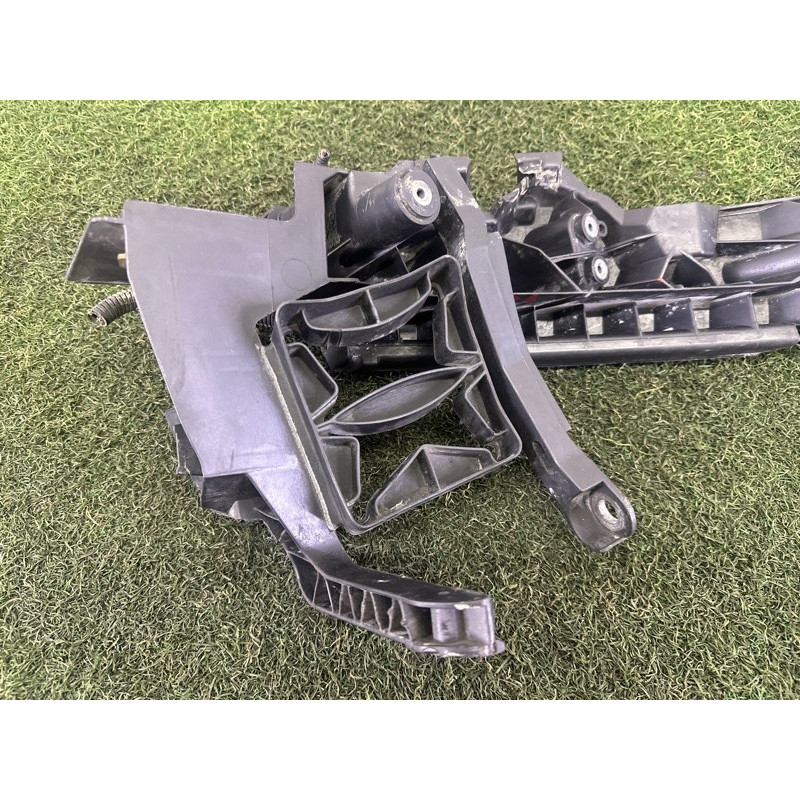 Кронштейн фары (кузов и элементы) AUDI Q5 8R 2012 3.2 8R0805607B