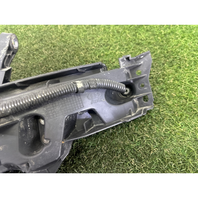 Кронштейн фары (кузов и элементы) AUDI Q5 8R 2012 3.2 8R0805607B