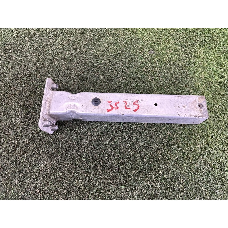 Кронштейн посилювача бампера (скло та дзеркала) AUDI A8 D4 2011 4.2 CDRA 4H0806064E