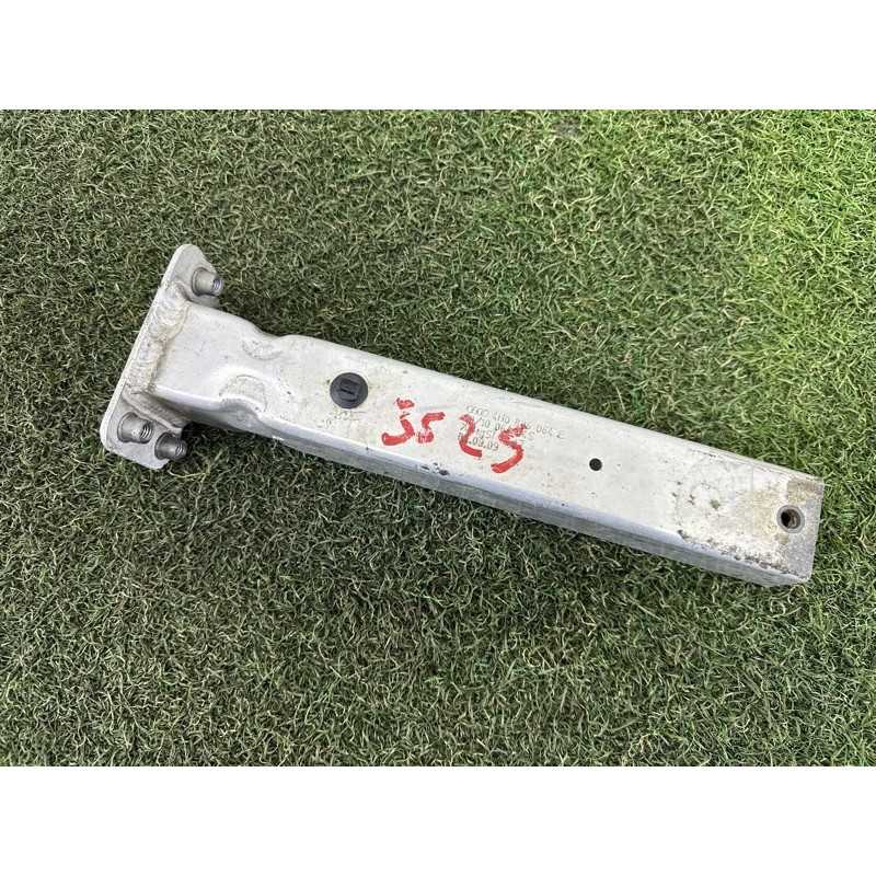 Кронштейн посилювача бампера (скло та дзеркала) AUDI A8 D4 2011 4.2 CDRA 4H0806064E