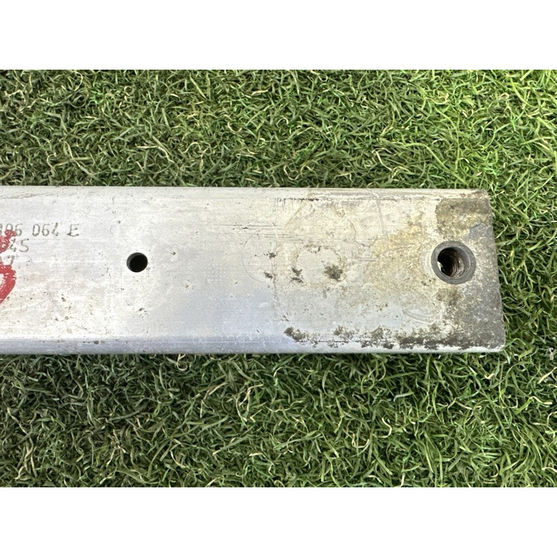 Кронштейн посилювача бампера (скло та дзеркала) AUDI A8 D4 2011 4.2 CDRA 4H0806064E