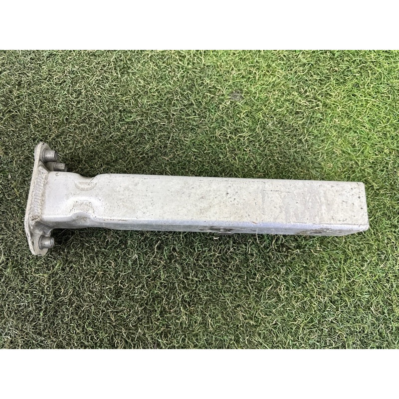 Кронштейн посилювача бампера (скло та дзеркала) AUDI A8 D4 2011 4.2 CDRA 4H0806064E