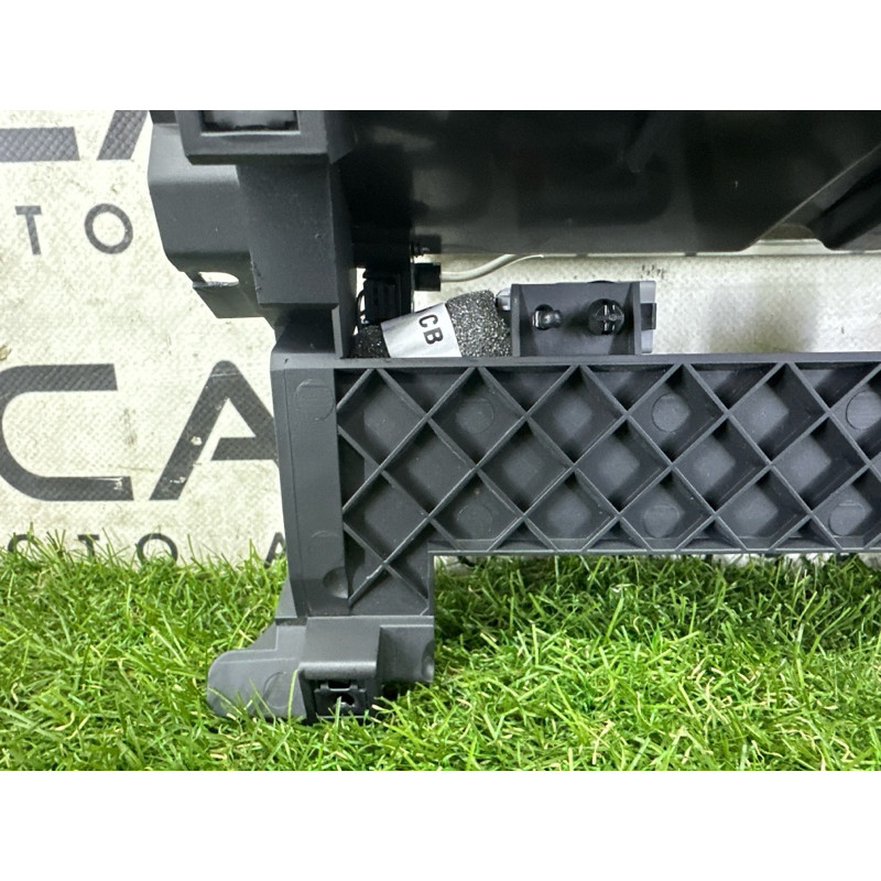 Кронштейн блоку управління кліматом (салон) LAND ROVER RANGE ROVER Sport L494 2016 3.0 Diesel LR068108