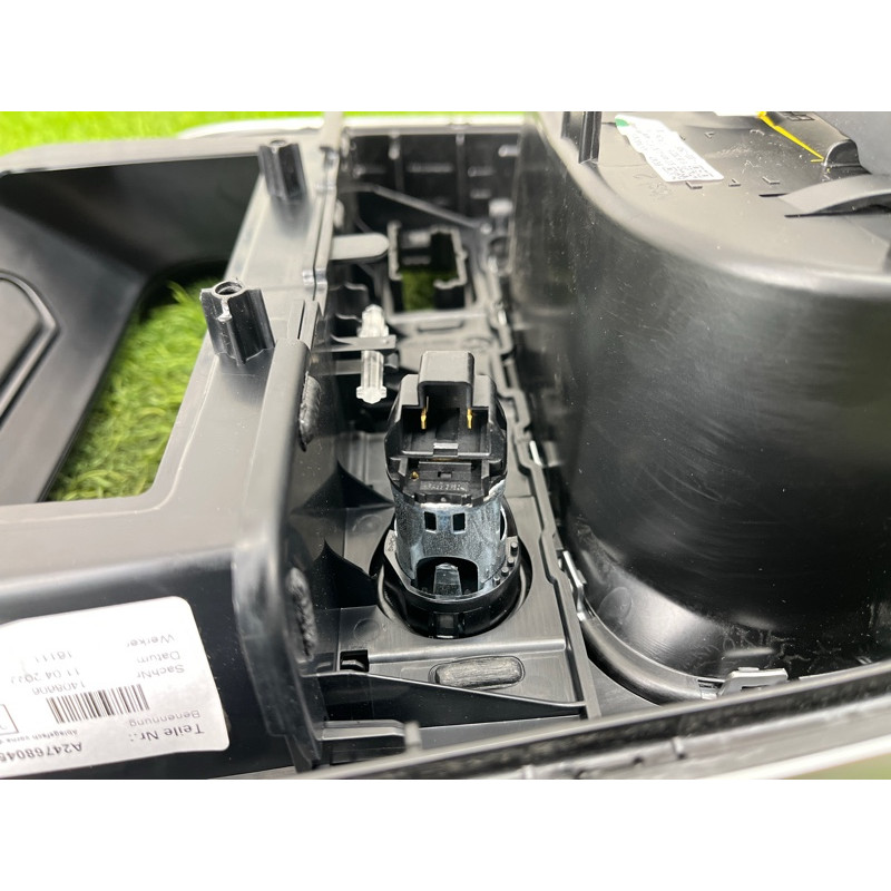 Декоративная накладка центральной консоли (салон) Mercedes-Benz EQB 350 X243 2022 A2476809106