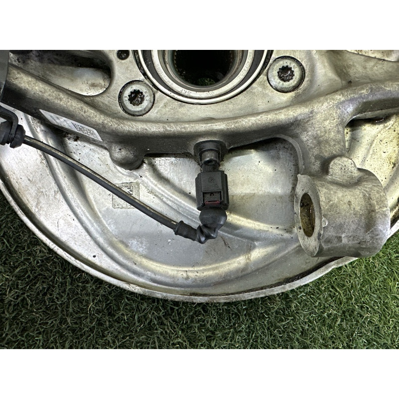Поворотний кулак (підвіска) AUDI A4 B9 2017 2.0 TFSI 8W0407254F
