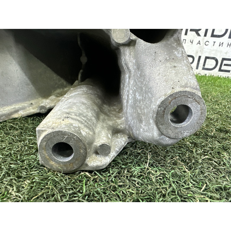 Кронштейн подушки двигателя (кронштейны двигателя) Volkswagen Touareg NF 2011 3.6 03H199308