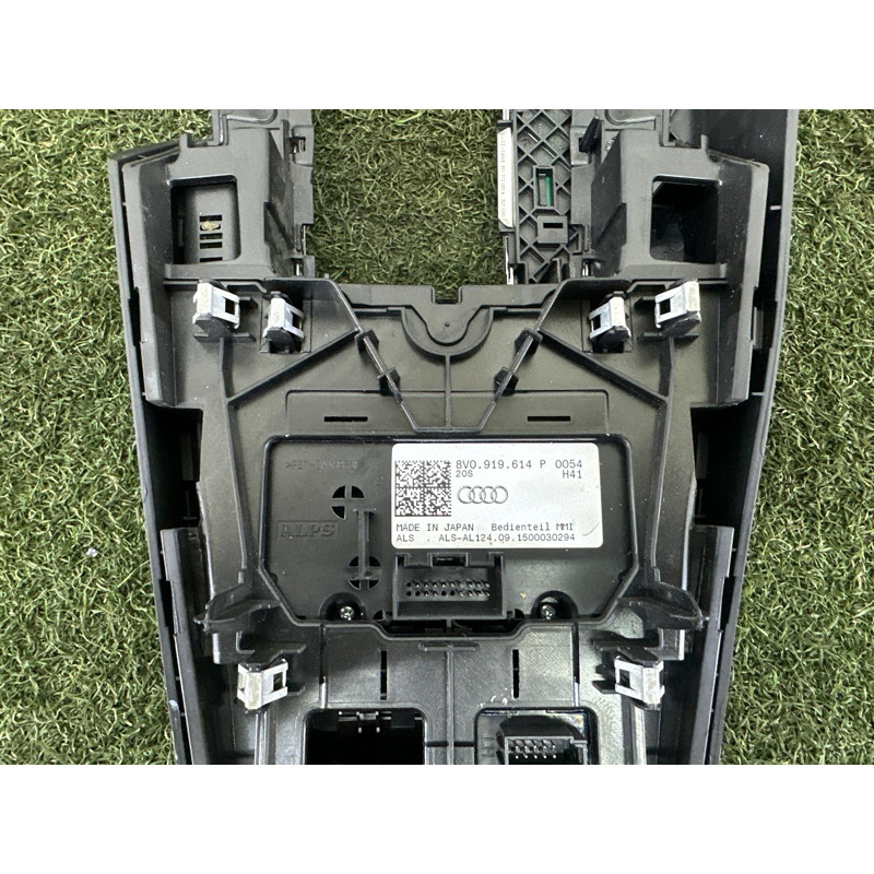 Накладка центральної консолі (салон) AUDI A3 8V 2016 1.8 CNSB 8V0919614P