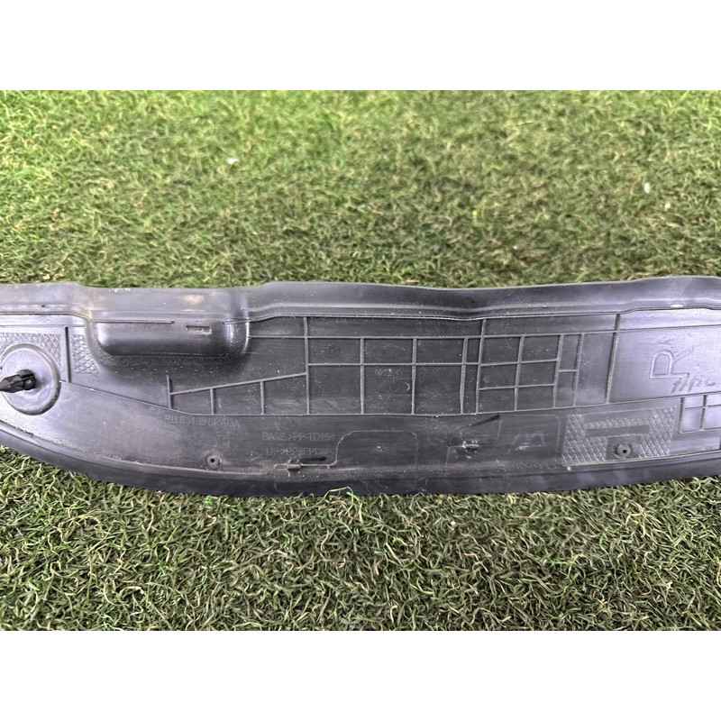 Ущільнювач крила (кузов і елементи) Nissan Rogue T33 2021 2.5 631306RA0A