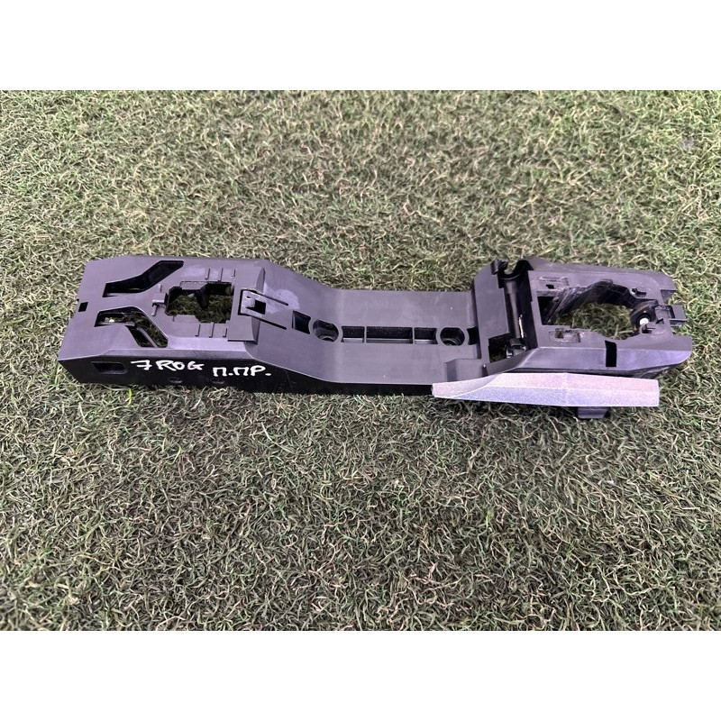 Кронштейн ручки дверей (кузов і елементи) Nissan Rogue T33 2021 2.5 806106RA0A