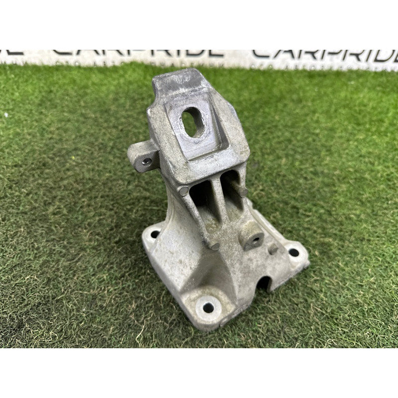 Кронштейн подушки двигателя (кронштейны двигателя) LAND ROVER Range Rover L405 2014 5.0 LR033180