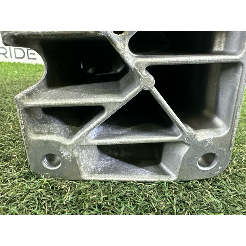Кронштейн подушки двигателя (кронштейны двигателя) LAND ROVER Range Rover L405 2014 5.0 LR033180