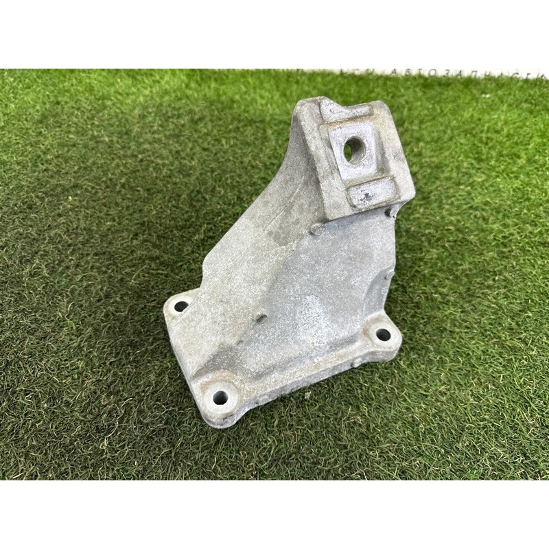 Кріплення подушки двигуна (кронштейны двигателя) LAND ROVER Range Rover L405 2014 5.0 LR033183