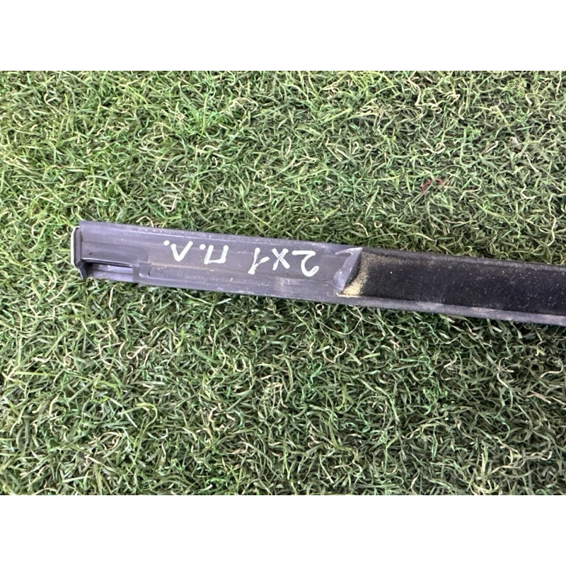 Молдинг скла (кузов і елементи) BMW X1 F48 2018 2.0 51337352441