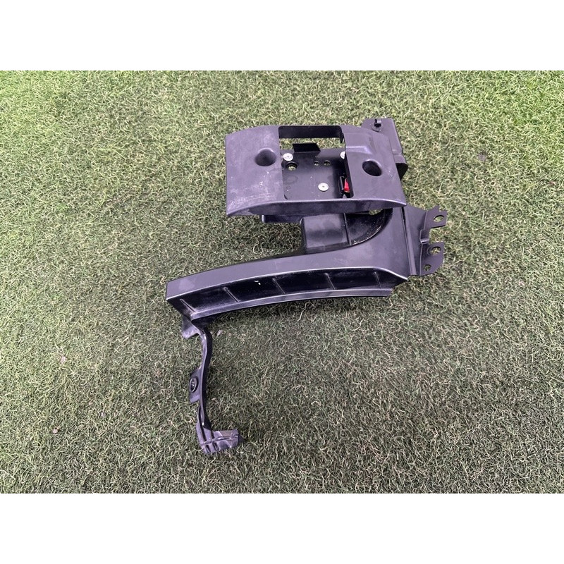 Кронштейн датчика слепых зон (кузов и элементы) LAND ROVER Range Rover Evoque L538 2015 2.0 LR048700