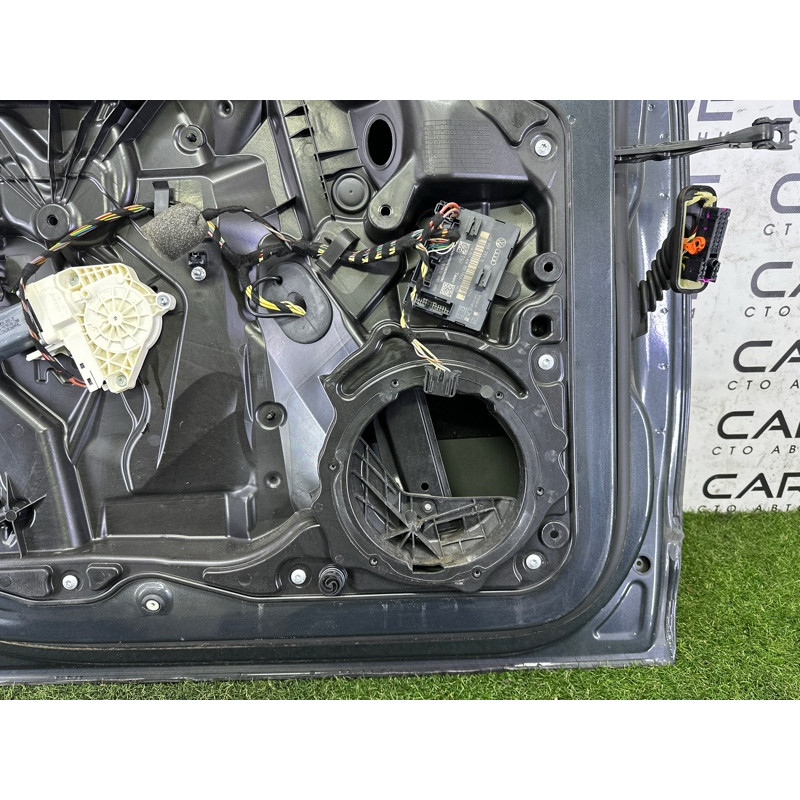 Двері (зовнішні елементи кузова) Volkswagen Touareg NF 2013 3.6 CGRA 7P0831055