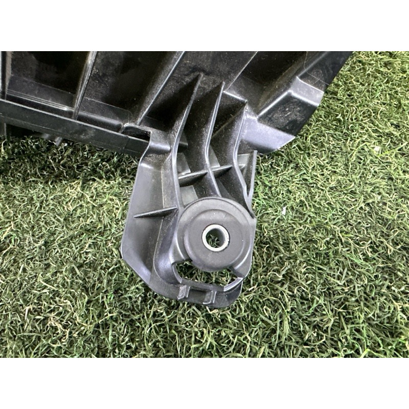 Корпус повітряного фільтра (подача палива) BMW X1 F48 2018 2.0 13717639749