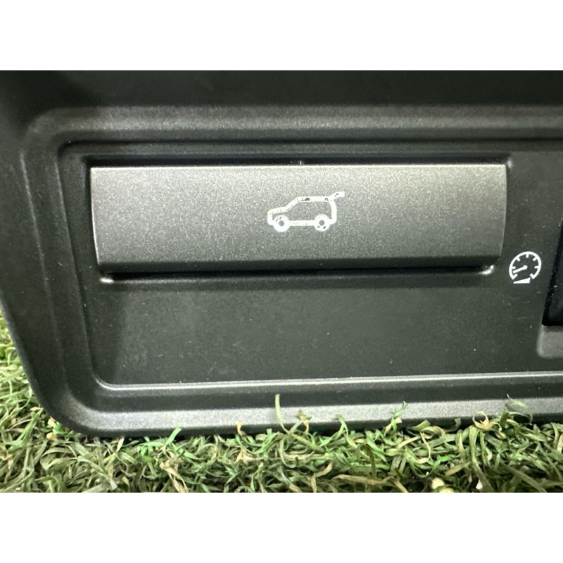 Кнопка открывания крышки багажника (электрика / кнопки) LAND ROVER Range Rover Evoque L538 2015 2.0 LR025943