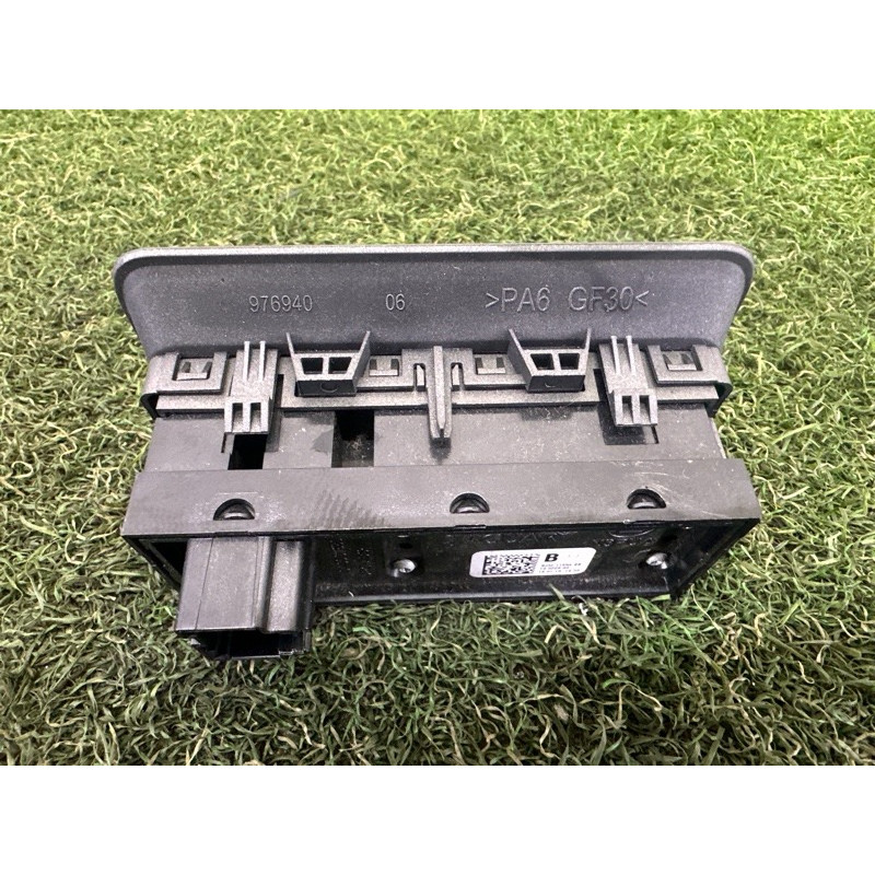 Кнопка открывания крышки багажника (электрика / кнопки) LAND ROVER Range Rover Evoque L538 2015 2.0 LR025943