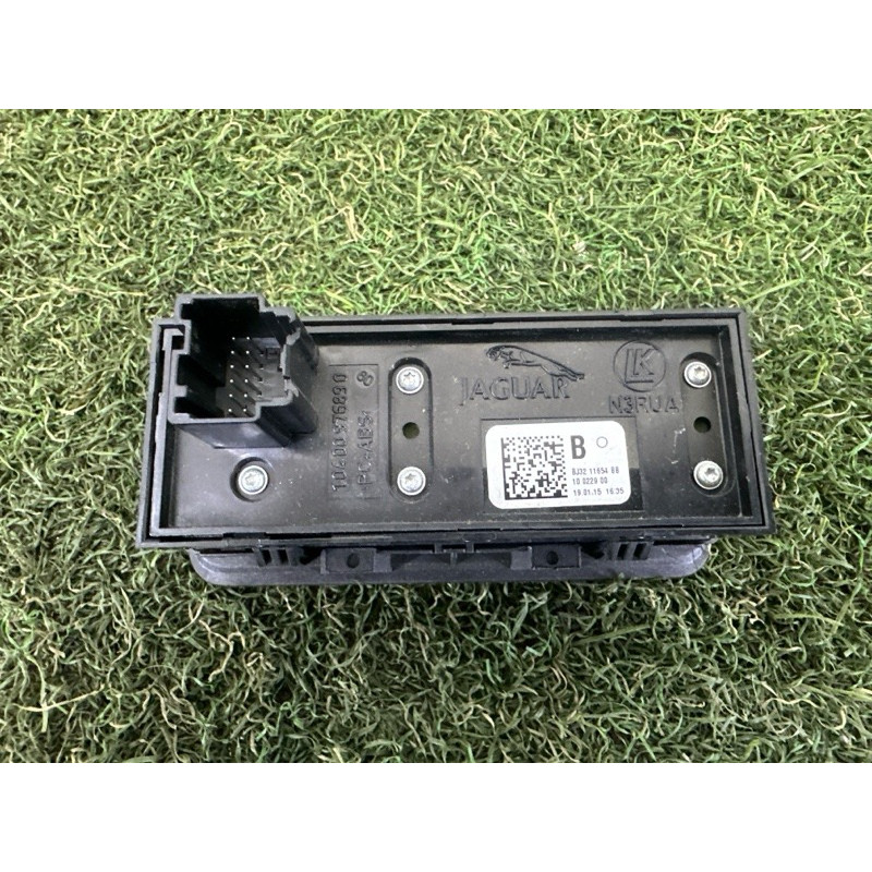 Кнопка открывания крышки багажника (электрика / кнопки) LAND ROVER Range Rover Evoque L538 2015 2.0 LR025943