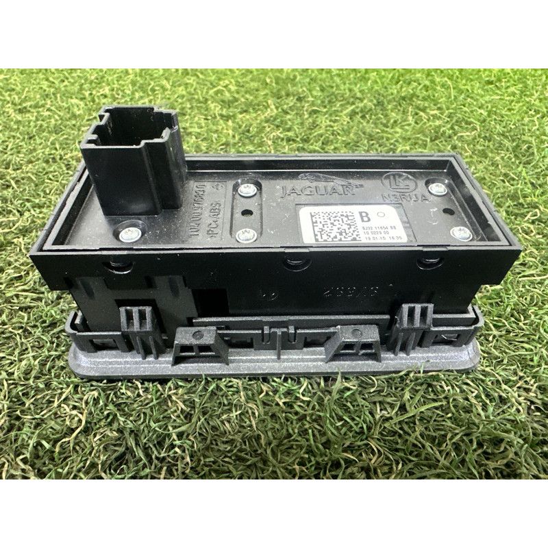 Кнопка открывания крышки багажника (электрика / кнопки) LAND ROVER Range Rover Evoque L538 2015 2.0 LR025943