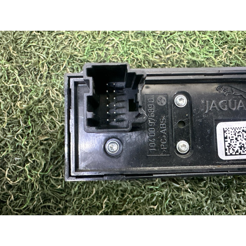 Кнопка открывания крышки багажника (электрика / кнопки) LAND ROVER Range Rover Evoque L538 2015 2.0 LR025943