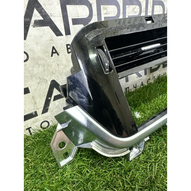 Центральний дефлектор салону (салон) Nissan Rogue T33 2021 2.5 687506RB0A