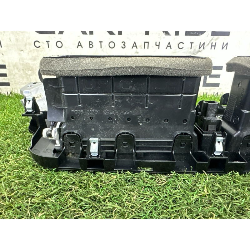 Центральний дефлектор салону (салон) Nissan Rogue T33 2021 2.5 687506RB0A
