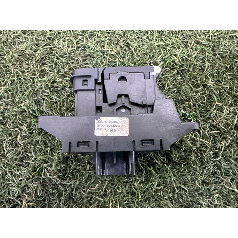 Кнопка стоянкового гальма (електрика / кнопки) Nissan Rogue T33 2021 2.5 251756RA0A