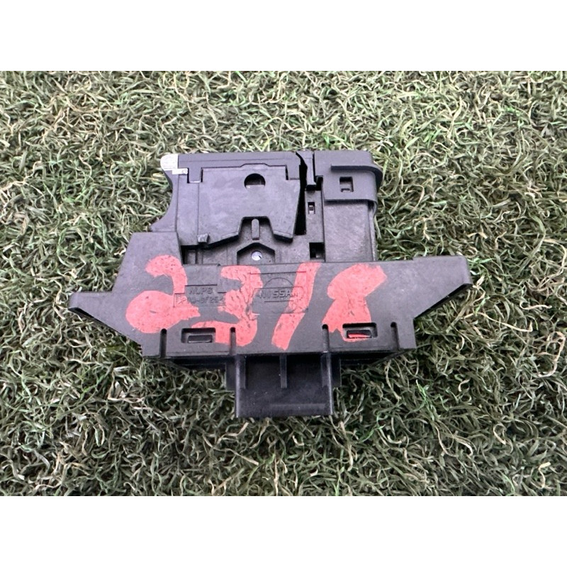 Кнопка стоянкового гальма (електрика / кнопки) Nissan Rogue T33 2021 2.5 251756RA0A
