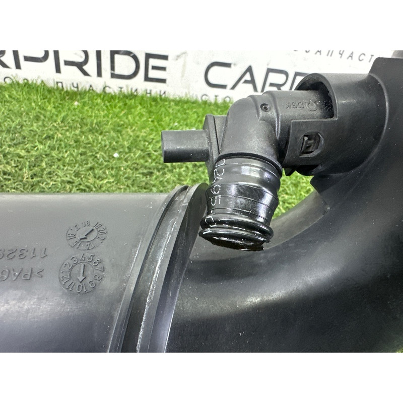 Патрубок повітряного фільтра (подача палива) BMW X1 F48 2016 2.0 13717619268